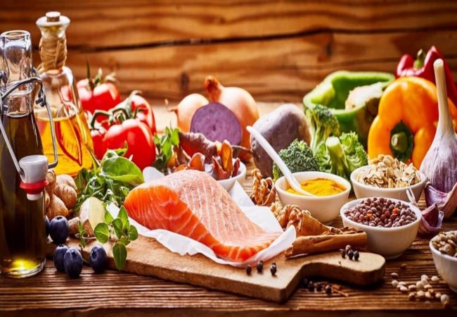 tavola imbandita con prodotti dieta mediterranea