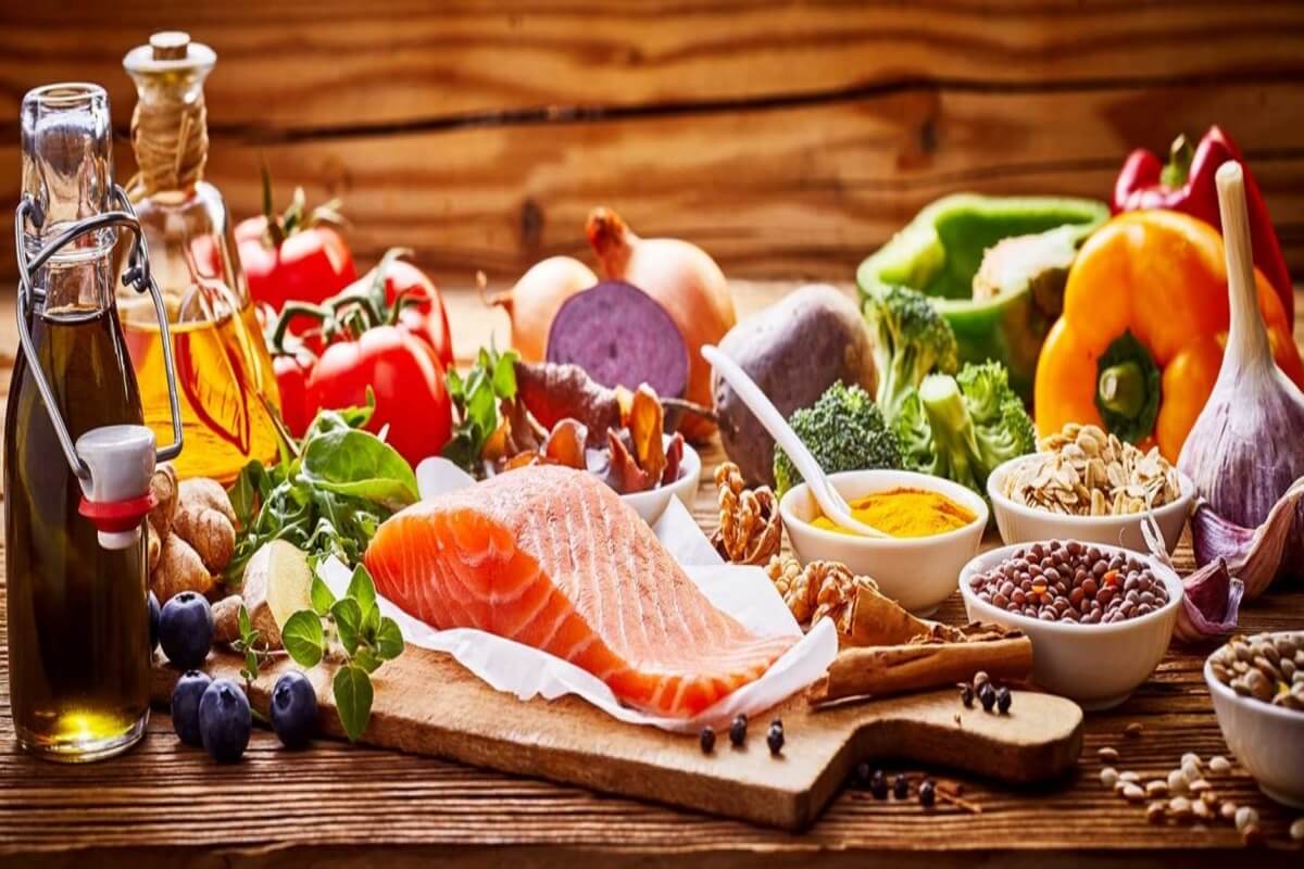 tavola imbandita con prodotti dieta mediterranea