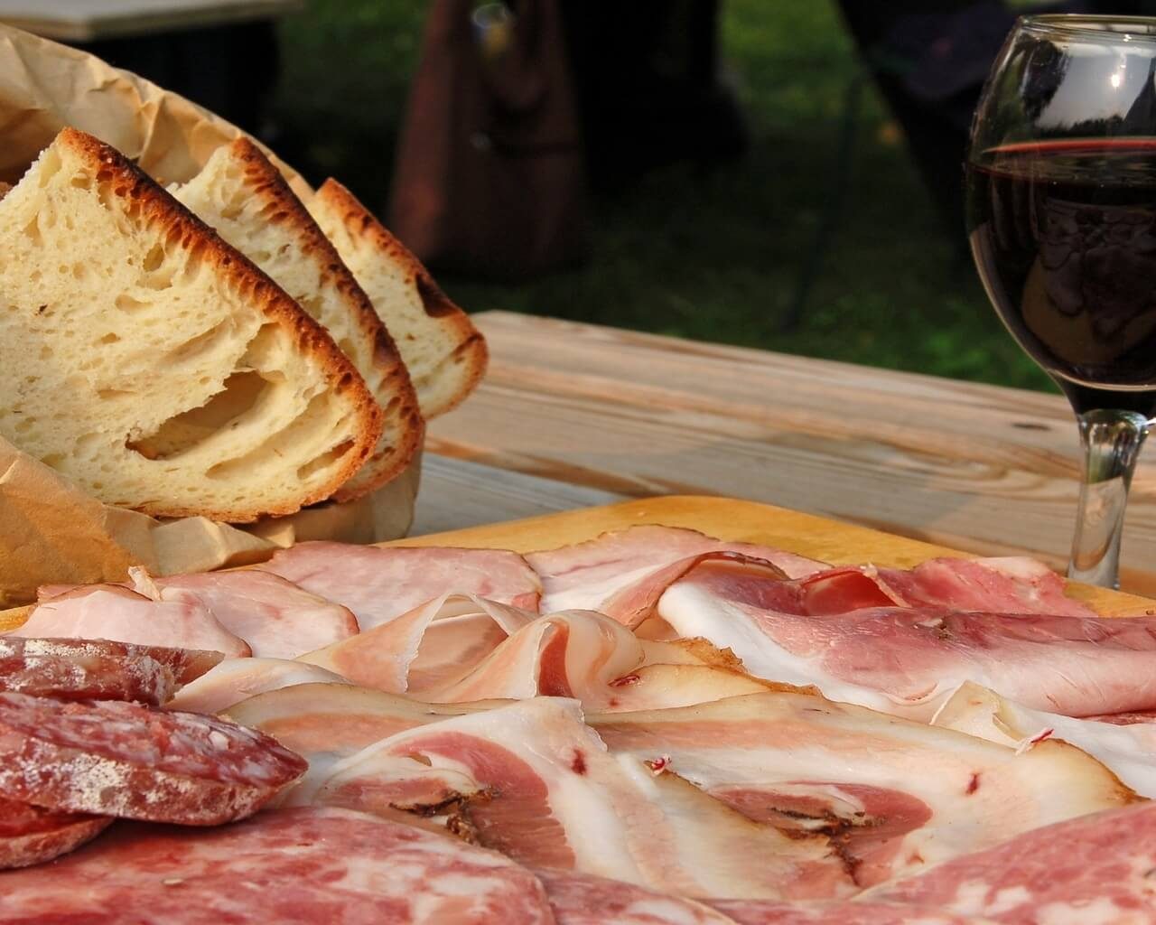 tagliere salumi einsaccati con pane e vino