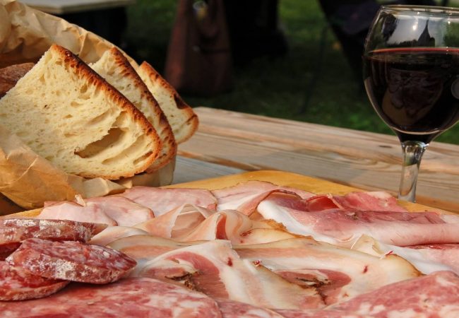 tagliere salumi einsaccati con pane e vino