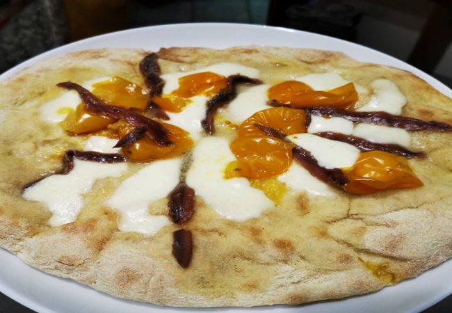 pizza con pomodori gialli e alici