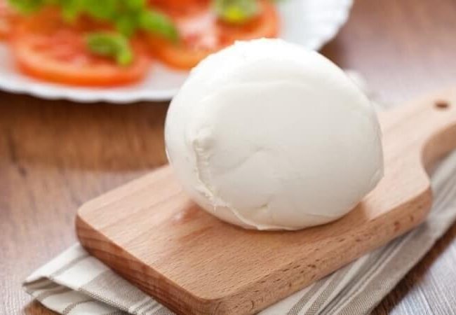 differenza tra firo di latte e mozzarella su tagliere