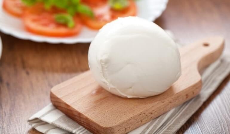 differenza tra firo di latte e mozzarella su tagliere