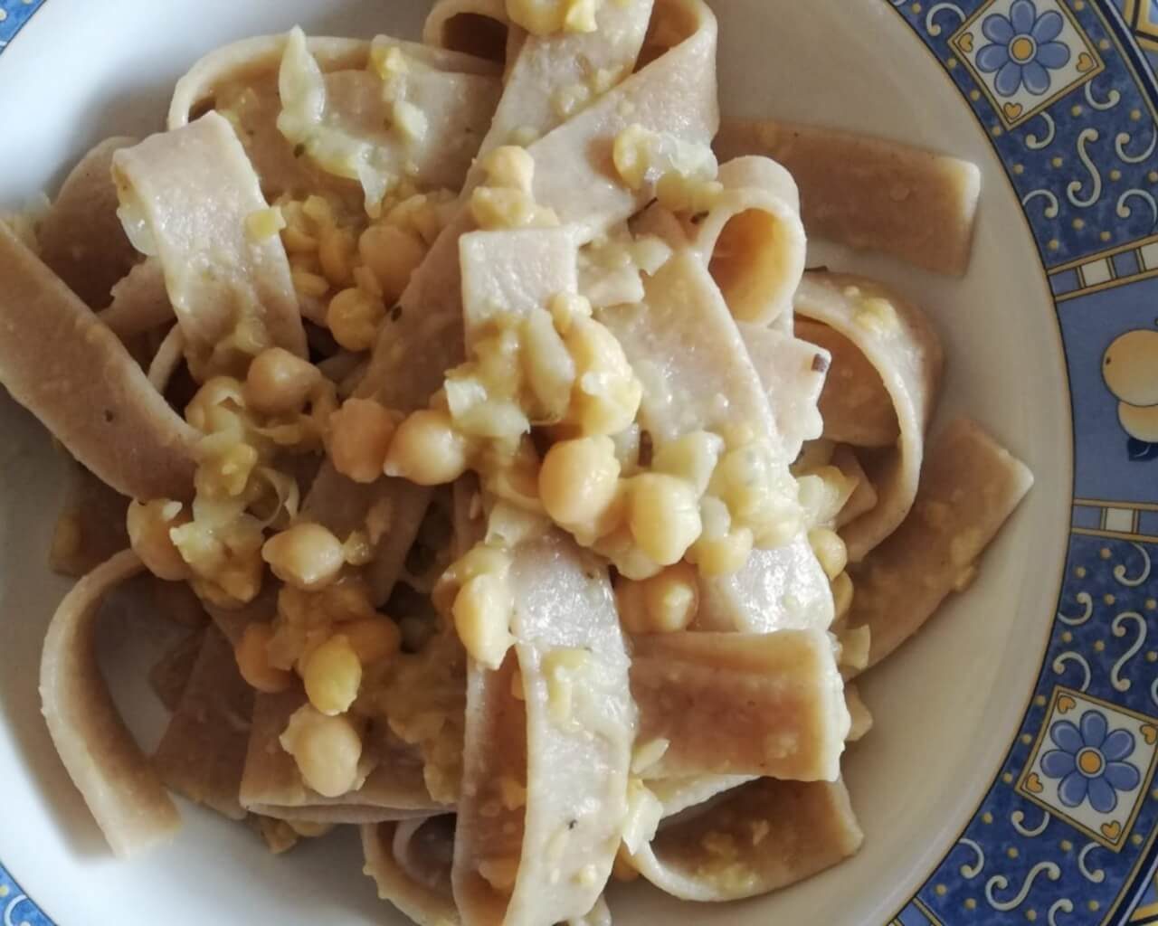 piatto di pappardelle pasta con i ceci