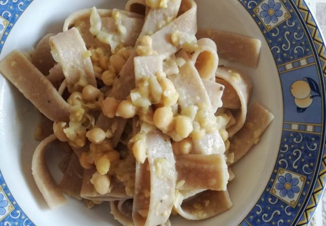 piatto di pappardelle pasta con i ceci