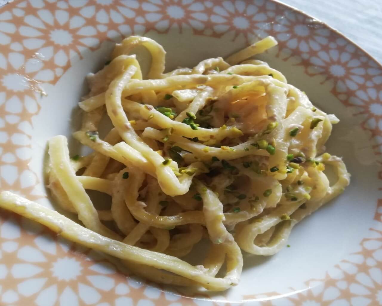piatto di scialatelli al limone e granella di pistacchio