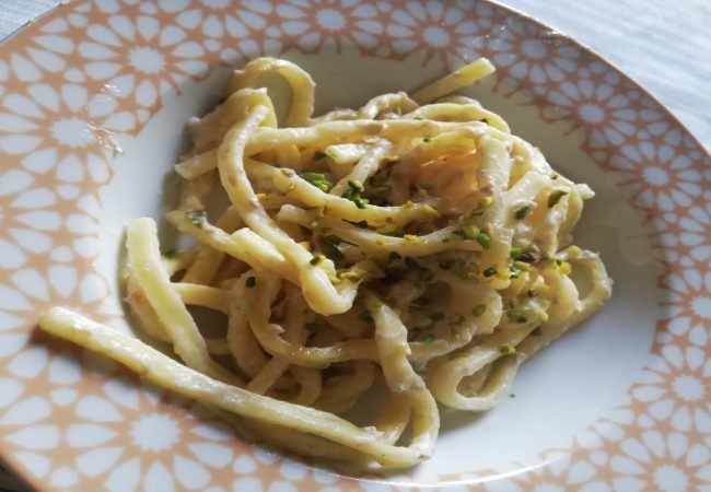 piatto di scialatelli al limone e granella di pistacchio