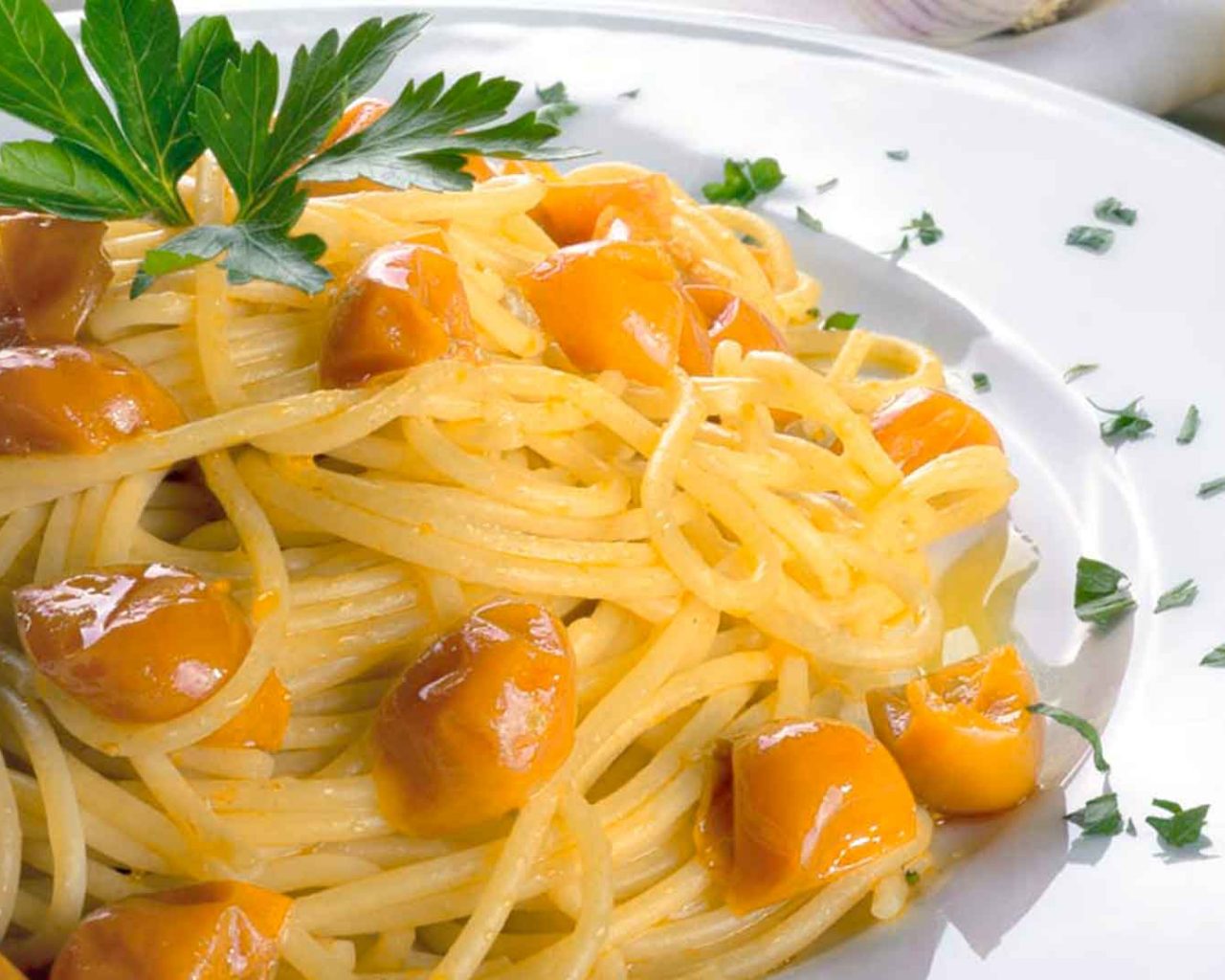 Pasta con acciughe e pomodorini gialli del Vesuvio