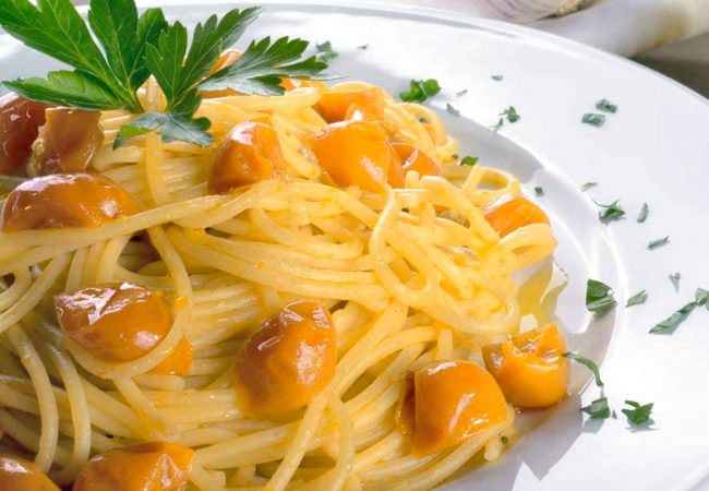Pasta con acciughe e pomodorini gialli del Vesuvio