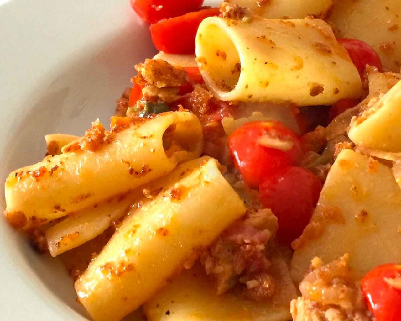 Paccheri con tonno fresco e pomodorino corbarino