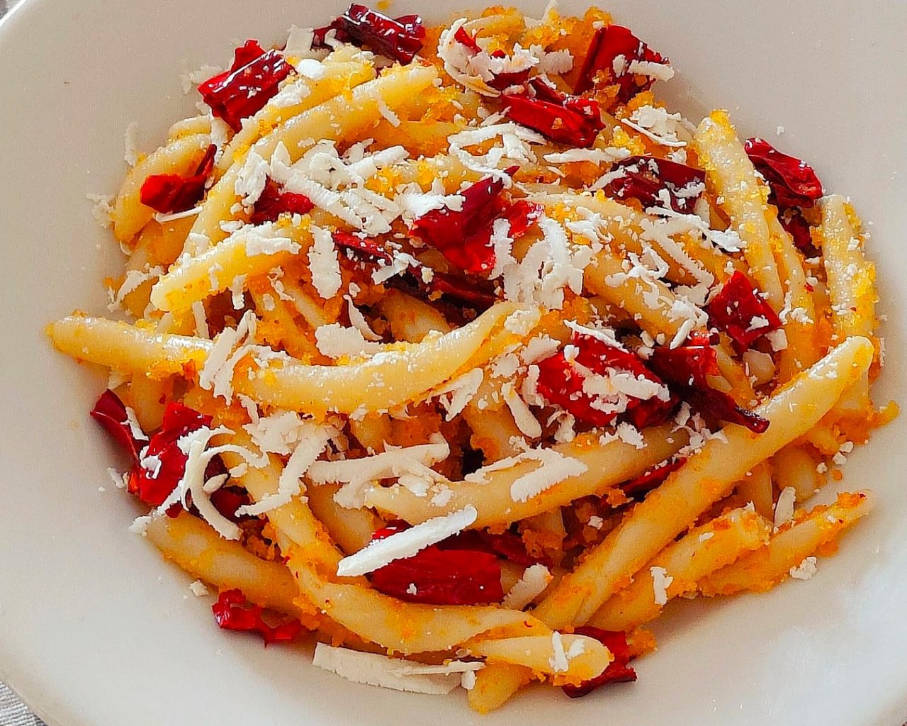 Ricetta pasta con peperoni cruschi
