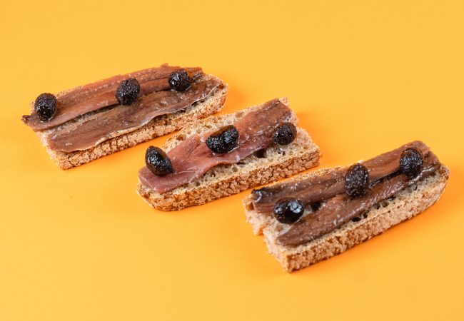 Alici di cetara e olive su pane
